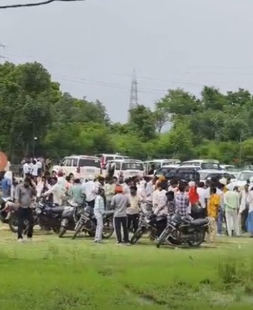 मतगणना स्थल पर पहुंच रहे भाजपा-कांग्रेस के समर्थक