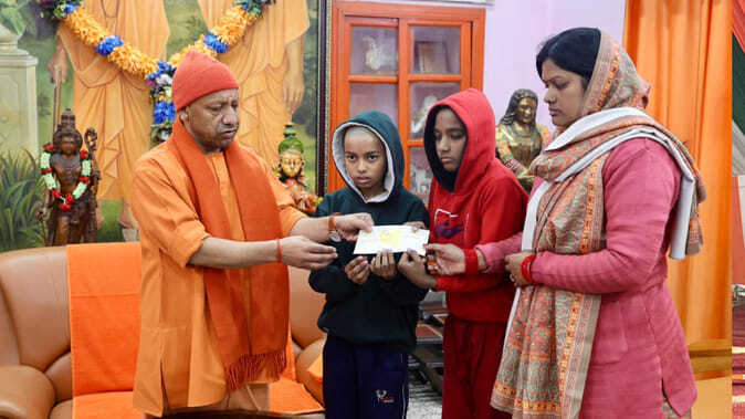 मुख्यमंत्री योगी ने पत्रकार के परिवार को दी आर्थिक सहायता