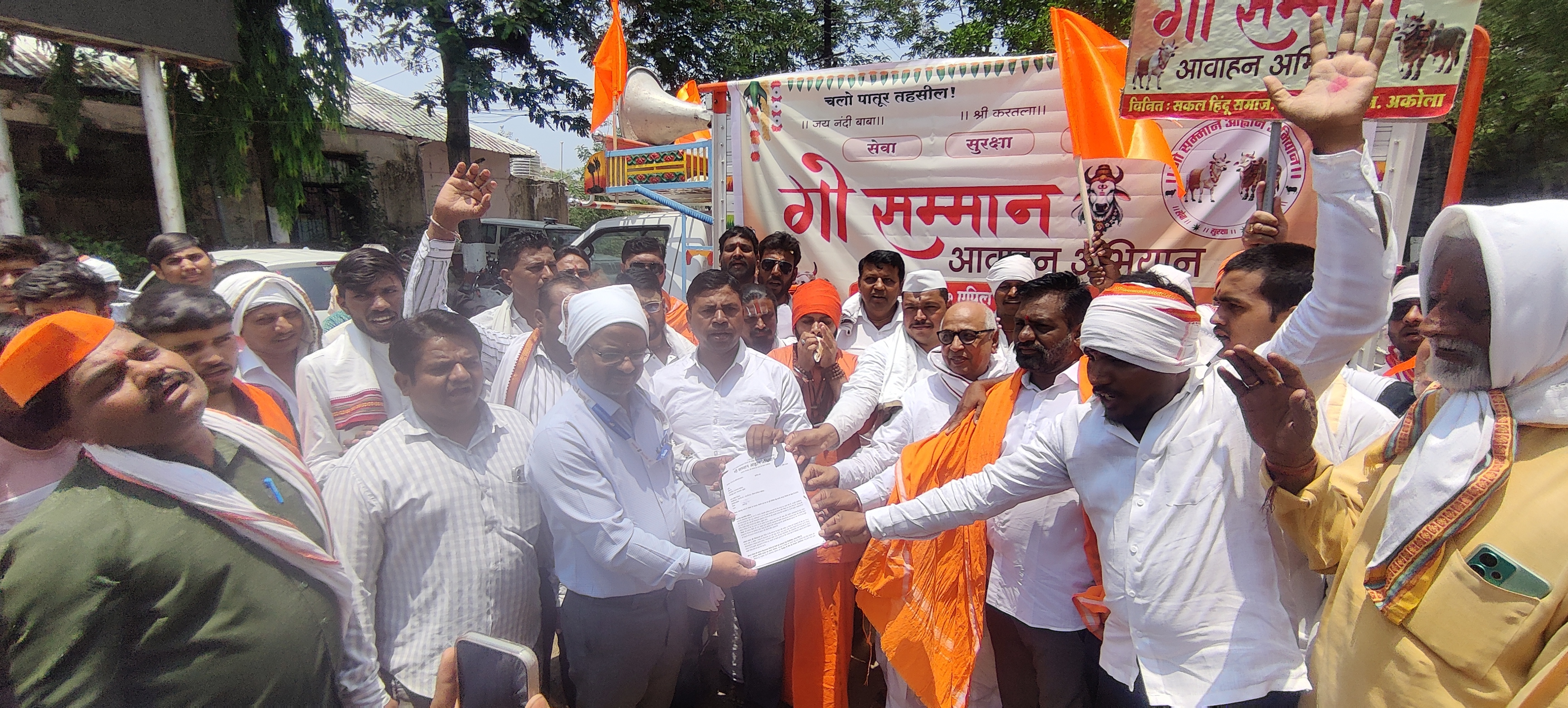 गोमाता सन्मान आवाहन अभियानांतर्गत पातुरात भव्य रॅली; तहसील कार्यालयावर निवेदन सादर