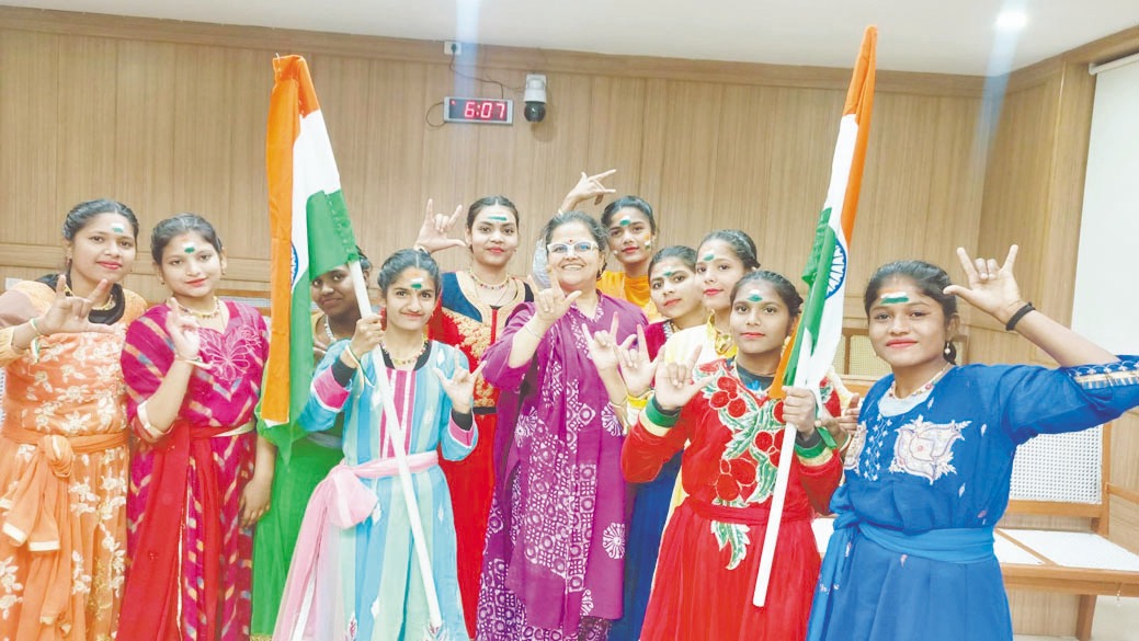 शक्ति वंदन : अहिल्या नगरी में आनंद सर्विस सोसायटी बनी असहाय बेटियों के लिए खुला आसमान