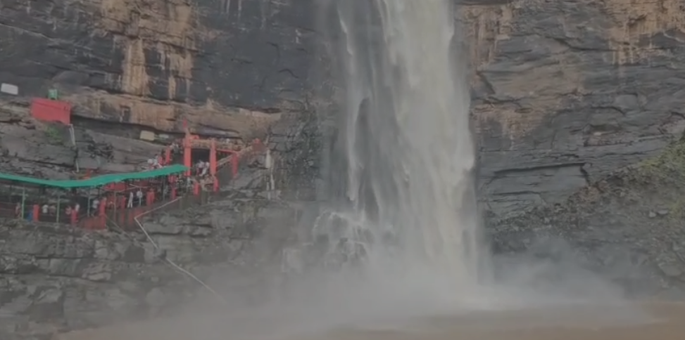 सासाराम का स्वर्ग: कैमूर की पहाड़ियों में गूंज रहा तुतला भवानी झरने का कल-कल, उमड़ी पर्यटकों की भीड़