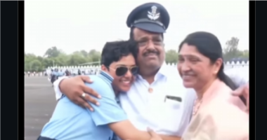 हैदराबाद में बेटी की आर्म्ड फोर्सेज ग्रेजुएशन परेड देखकर भावुक हुआ पिता