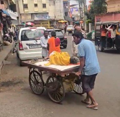 Betul Elderly Incident: मप्र के बैतूल में मानवता शर्मसार,सड़क पर तड़पते बुजुर्ग को ठेले पर ले जाना पड़ा अस्पताल