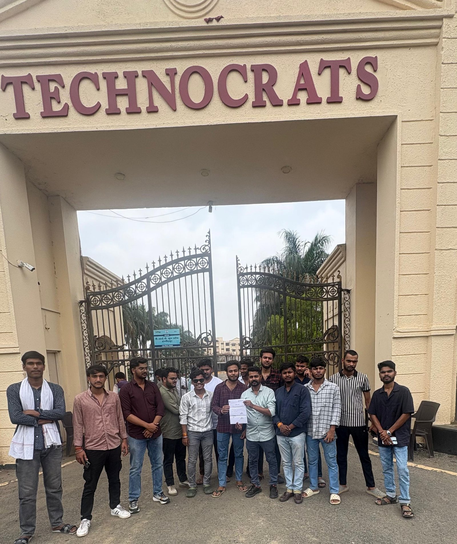 TIT कॉलेज के डायरेक्टर पर गंभीर आरोप: छात्राओं ने लगाया बैड टच और अश्लील हरकतों का आरोप, शिकायत वापस लेने का दबाव