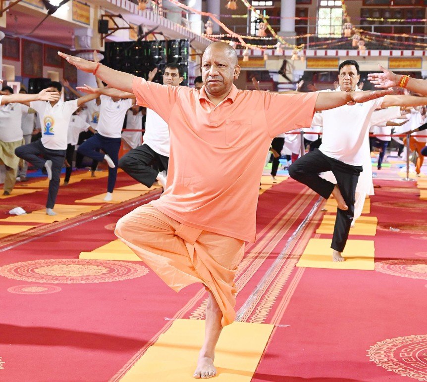 CM Yogi Adityanath Yoga Day 2025 Gorakhpur: गोरखपुर में CM योगी आदित्यनाथ ने किया योग, कहा – ‘योग से ही निरोगी काया संभव’