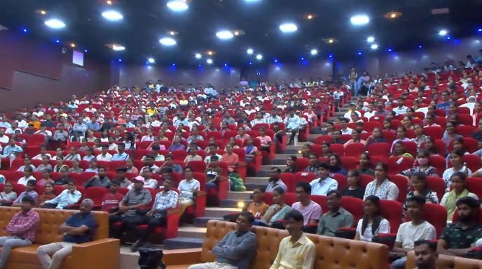 UPSC toppers seminar Banas Kantha : बनासकांठा में इतिहास रचाया: पहली बार 4 UPSC टॉपर्स ने 2000 विद्यार्थियों को दिए सफलता के मंत्र