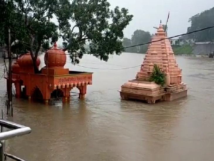 MP : उज्जैन में मंदिर गुंबद तक डूबे गलियों में पानी  प्रशासन अलर्ट पर, राहत जारी
