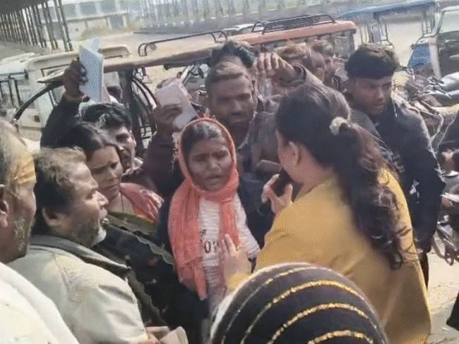 Naib Tehsildar slaps young woman video viral: नायब तहसीलदार ने युवती को थप्पड़  मारा, Video Viral