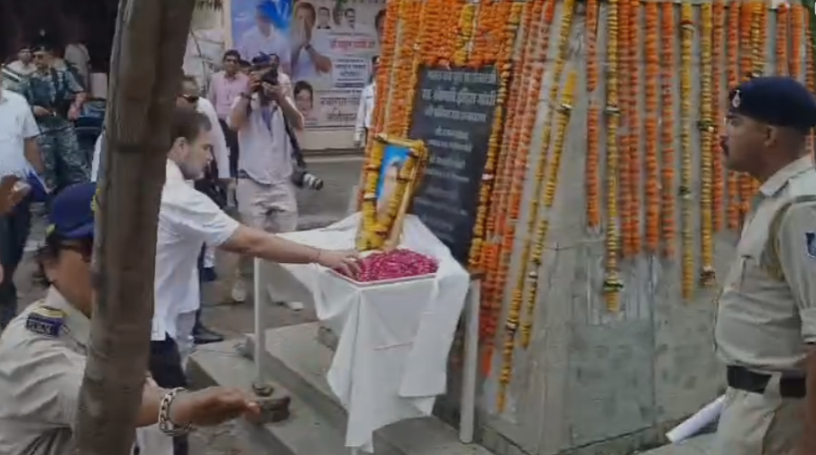 राहुल गांधी पर संस्कारों की अनदेखी का आरोप : दादी इंदिरा गांधी की तस्वीर पर जूते पहनकर चढ़ाया पुष्प!