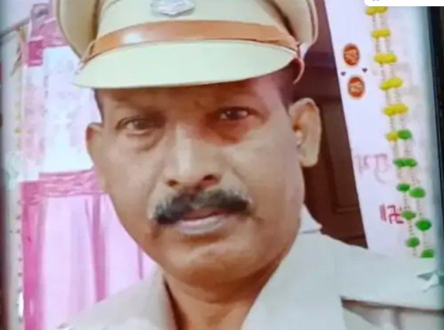 Balod : ASI ने पुलिस बैरक में फांसी लगाकर की खुदकुशी  रात 11 बजे तक ड्यूटी पर थे, सुबह पंखे से लटकते मिले