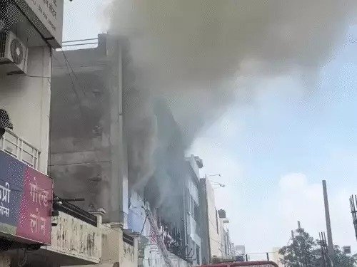 विशाल मेगा मार्ट में भीषण आग: दो फ्लोर जलकर राख, दमकलकर्मी की हालत गंभीर!