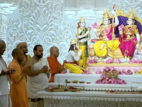 राम मंदिर में राम दरबार की भव्य प्राण प्रतिष्ठा : सूरत से आए हीरे-चांदी के आभूषण