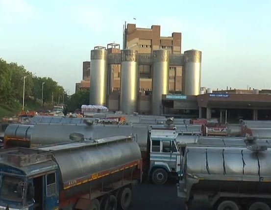 Banas Dairy: बनास डेयरी ने पशुपालकों को राहत देते हुए पशु आहार के दाम 80 रुपए प्रति बोरी घटाकर अब 1500 रुपए करने का बड़ा फैसला लिया है।