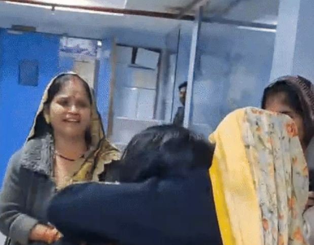 Bhopal Hospital Laparwahi: भोपाल में युवक की मौत के बाद हॉस्पिटल में परिजनो का हंगामा!