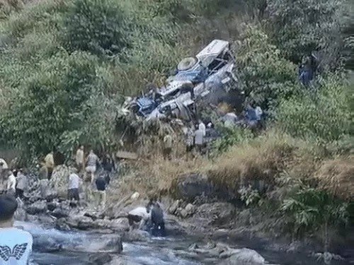 उत्तराखंड में बस 150 फुट गहरी खाई में गिरी, 22 लोगों की मौत