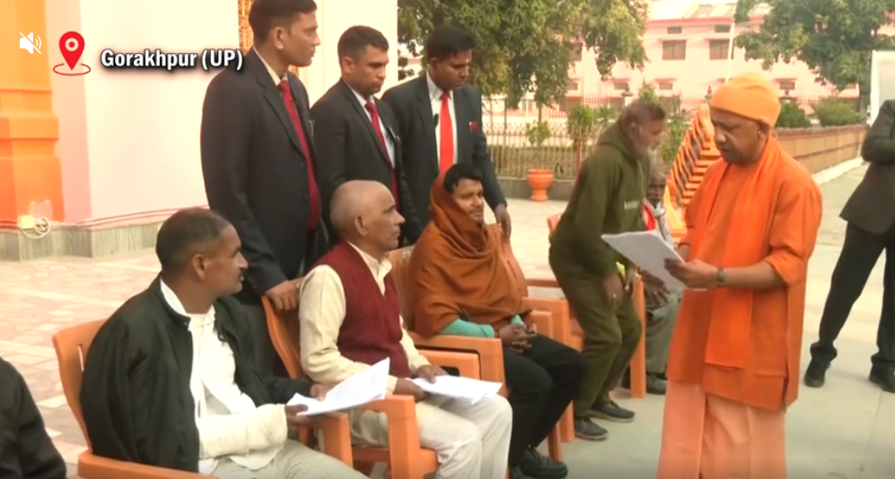  सीएम योगी आदित्यनाथ का गोरखनाथ मंदिर में जनता दर्शन