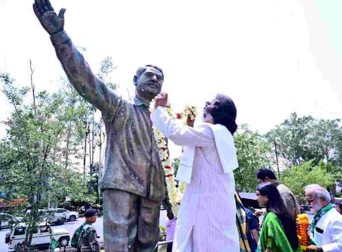 Durga Soren 15th Death Anniversary: अमर योद्धा स्व. दुर्गा सोरेन की 15वीं पुण्यतिथि: मुख्यमंत्री हेमंत सोरेन ने दी श्रद्धांजलि