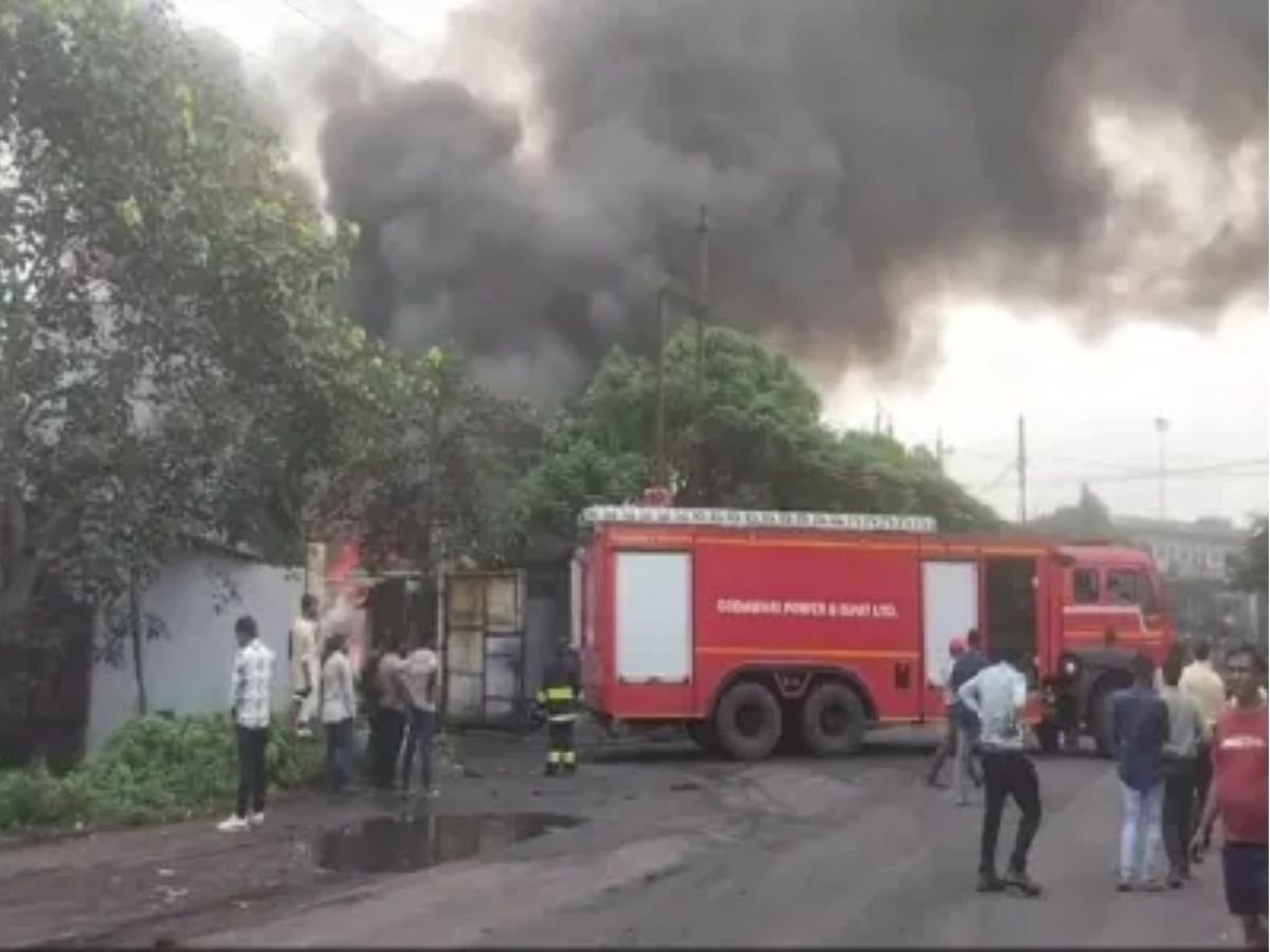 CG NEWS:रायपुर की ऑयल फैक्ट्री में लगी आग,3KM तक दिखा धुएं का गुबार