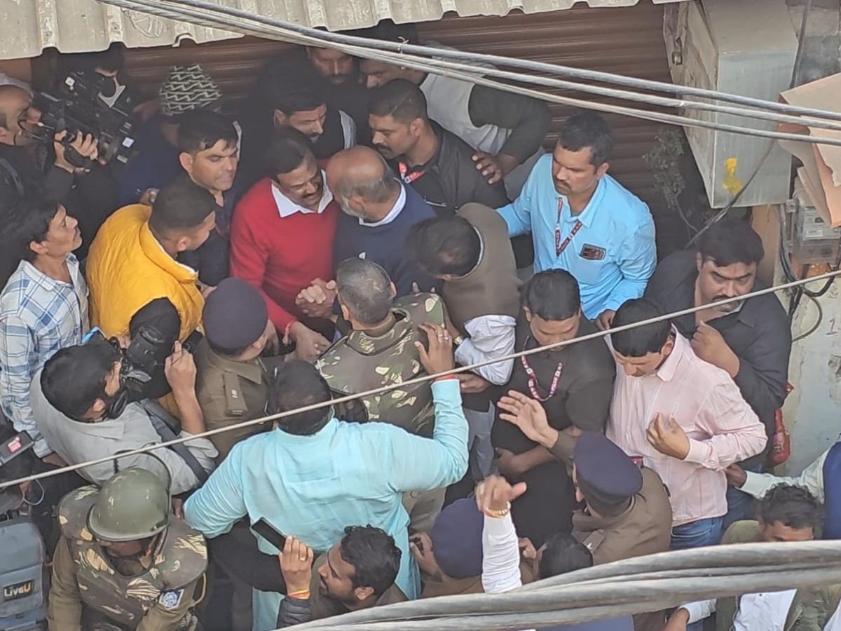 भागीरथपुरा में कांग्रेस-बीजेपी के बीच चले चप्पल-जूते,जानिए मामला