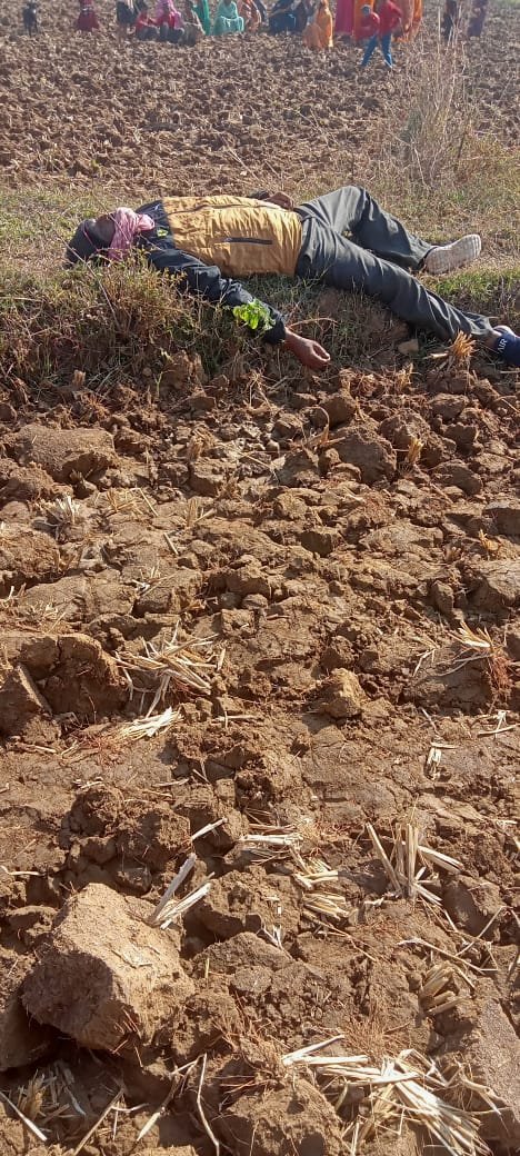 DEATH : खेत में पड़ा मिला बंगाली डॉक्टर का शव