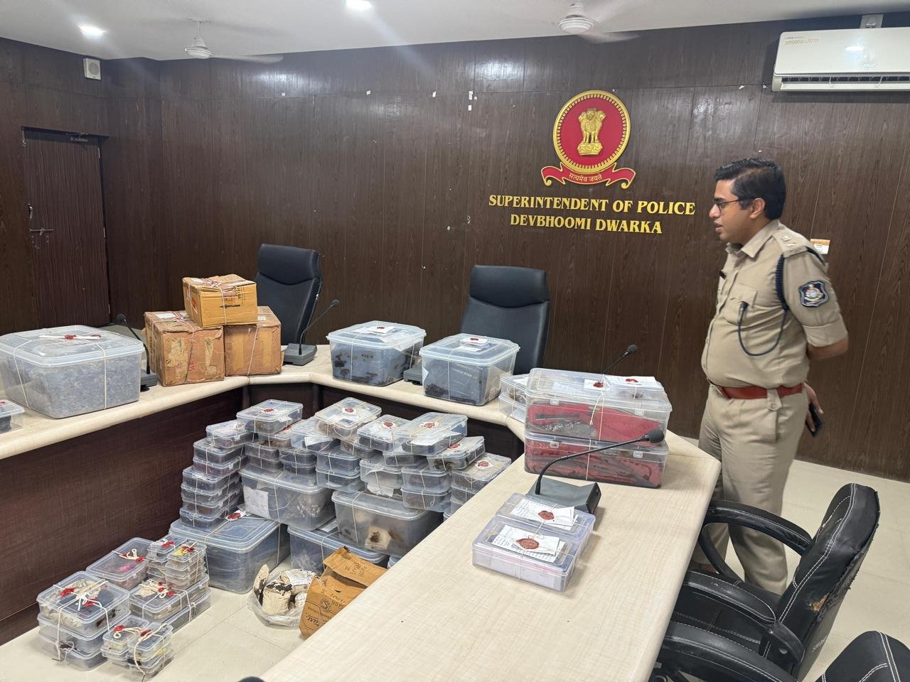 Dwarka NEWS: द्वारका-पोरबंदर हाईवे पर बस पलटी, गाय से टकराने के बाद बड़ा हादसा टला!