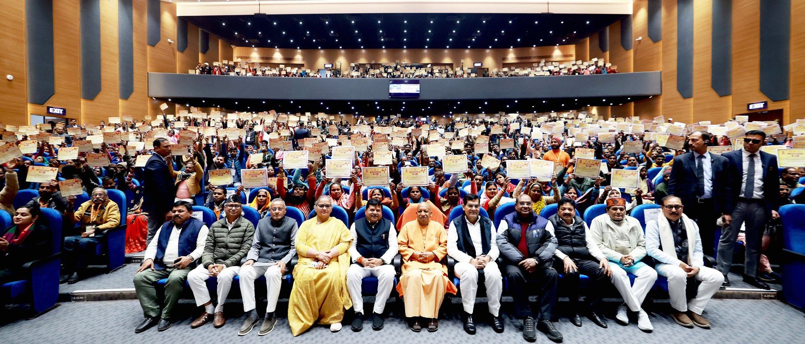 2 लाख लाभार्थियों के बैंक खातों में 2,000 करोड़ की राशि, खट्टर ने की CM योगी की तारीफ