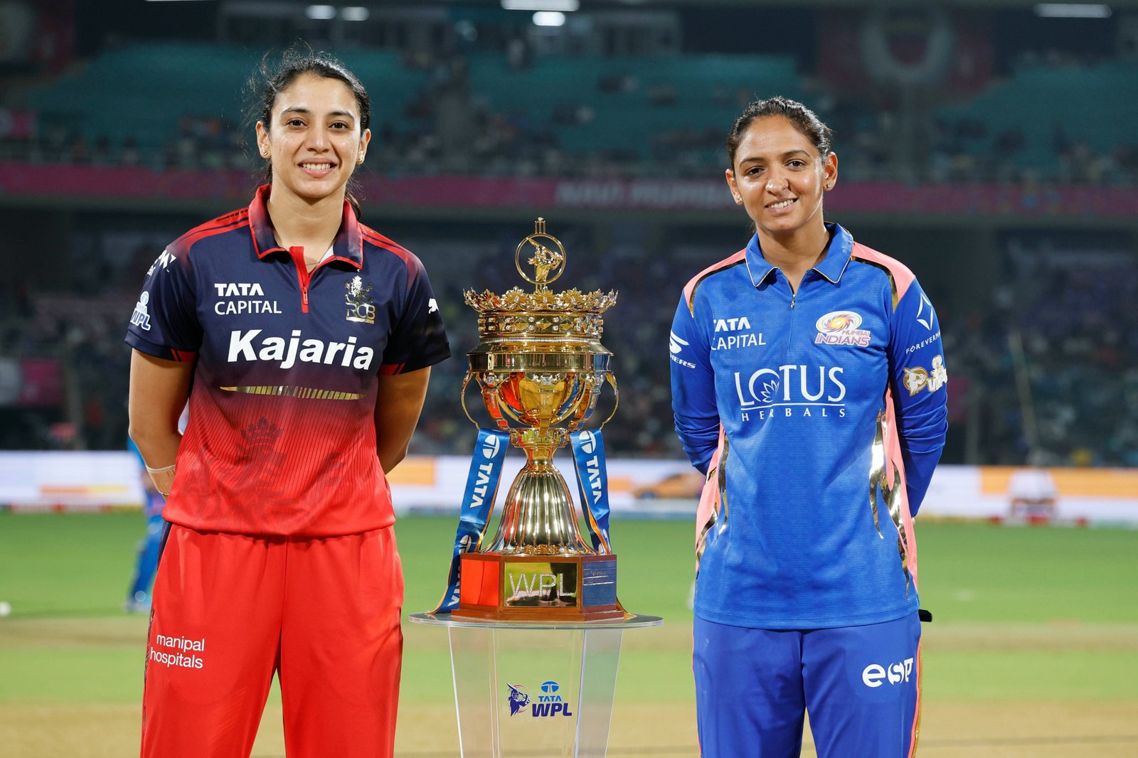 WPL का पहला मैच, नहीं चला हरमनप्रीत कौर का बल्ला, RCB की शानदार बल्लेबाजी 155 का मिला टारगेट