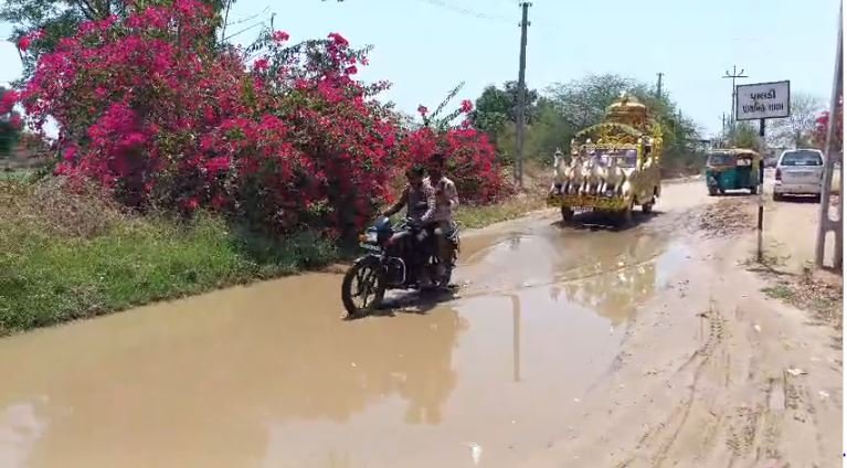 GUJARAT BANASKANTHA WASTE OF WATER : गुजरात के बनासकांठा में पीने के पानी का दुरुपयोग,टंकी के प्रबंधन में लापरवाही