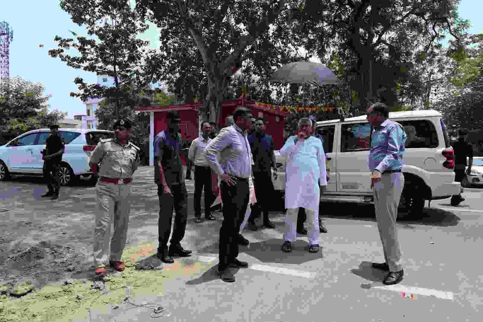 CM Nitish inspected roads: अचानक सड़क पर क्यों उतरे CM नीतीश? अफसरों ने लगाई सड़कों पर दौड़