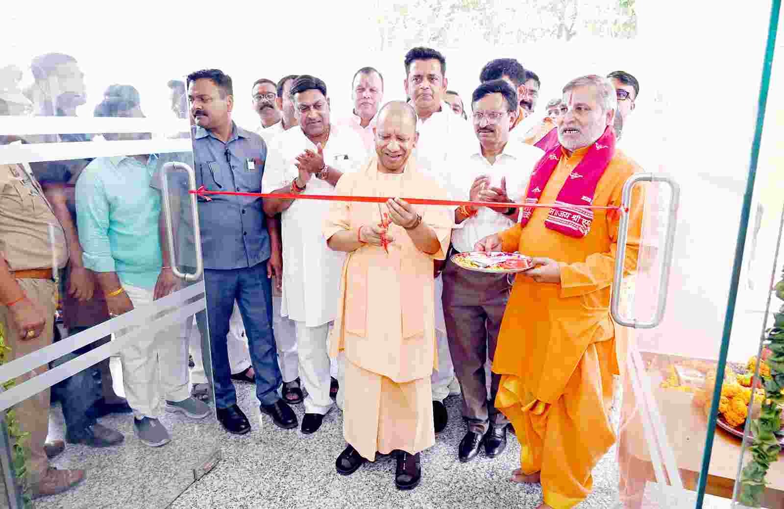 CM Yogi in Gorakhpur: सीएम योगी ने किया नगरीय सेवा केंद्र और शहर के पहले सीनियर सिटिजन डे केयर सेंटर का लोकार्पण