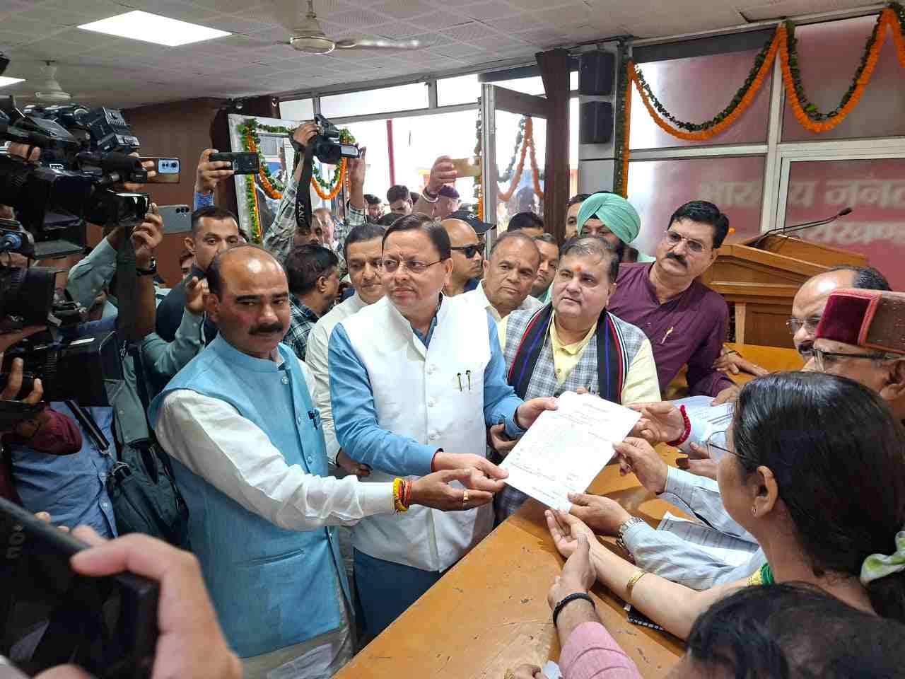 उत्तराखंड बीजेपी प्रदेश अध्यक्ष चुनाव: महेंद्र भट्ट ने भरा नामांकन, CM धामी ने दी बधाई