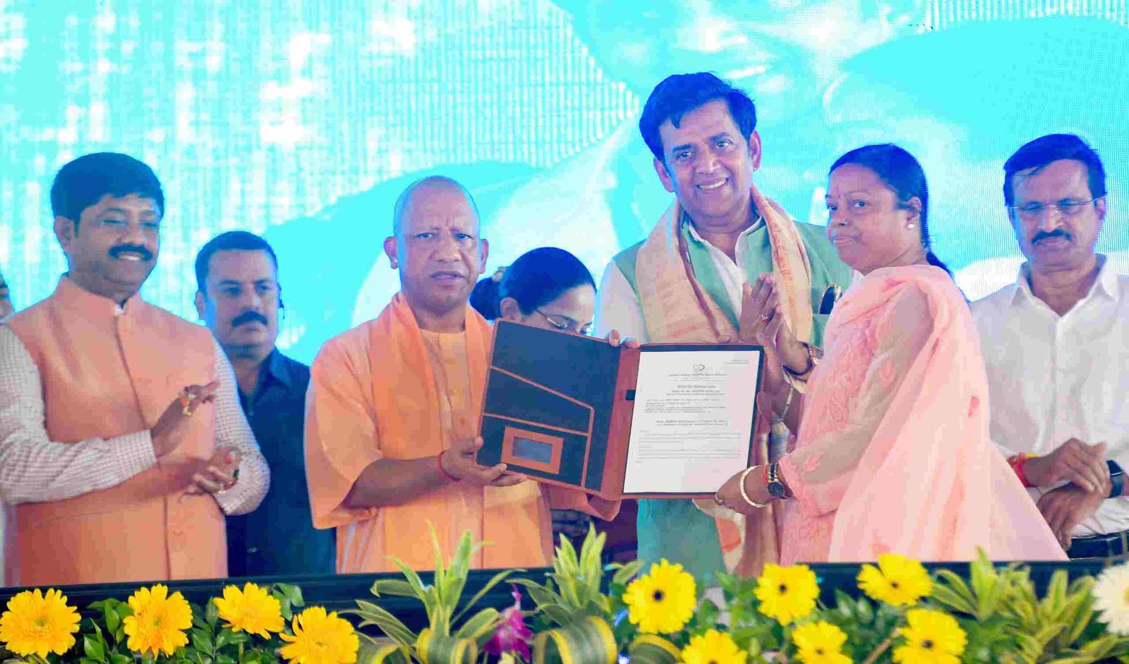 CM योगी ने गोरखपुर में किया 2,251 करोड़ की विकास परियोजनाओं का लोकार्पण और शिलान्यास, लौह पुरुष के नाम पर बनेगा एम्प्लॉयमेंट जोन