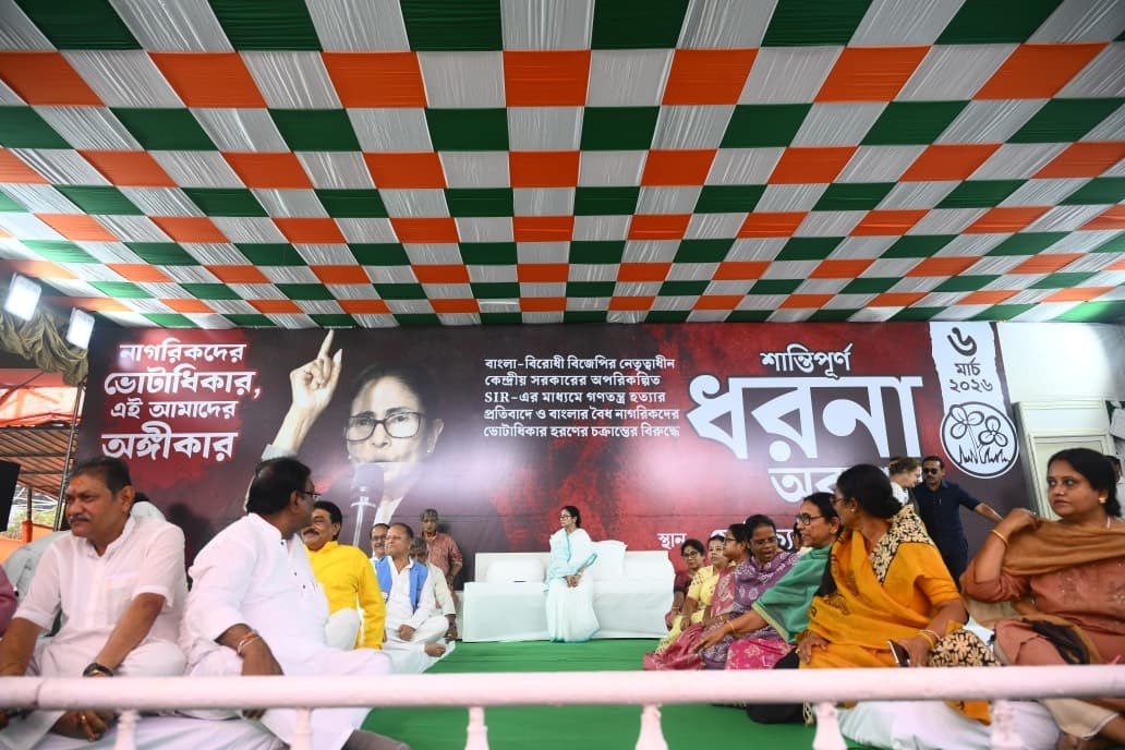 SIR के खिलाफ ममता बनर्जी ने खोला मोर्चा, धरने पर बैठी, आयोग पर आरोप