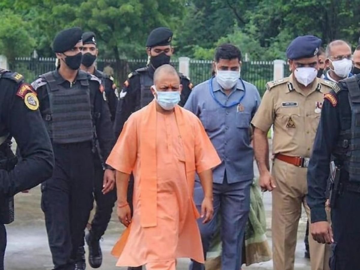 CM योगी की सुरक्षा में लापरवाही, सुरक्षा घेरा तोड़कर CM के काफिले में घुसी गाय