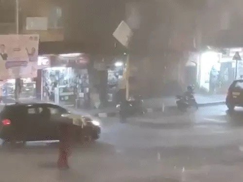 मुंबई में देर रात तूफान के साथ भारी बारिश, उड़ानें रद्द सड़कों पर भरा पानी