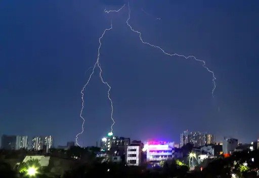 Weather Warning India : राजस्थान में ट्रेन से कंटेनर गिरे, 27 राज्यों में अलर्ट