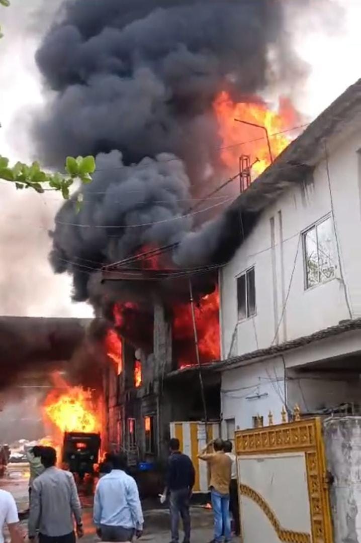 Bhopal factory Aag: भोपाल के गोविंदपुरा इंडस्ट्रीयल एरिया में भीषण आग, फैक्ट्री और शोरूम जलकर खाक