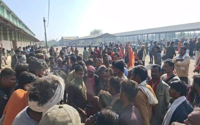 chhatarpur farmers protest: छतरपुर में खाद की कमी, किसानों ने किया प्रदर्शन