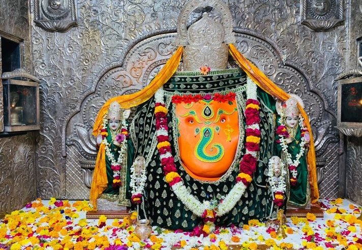Khajrana Ganesh Mandir: खजराना गणेश का स्वर्ण मुकुट से श्रृंगार