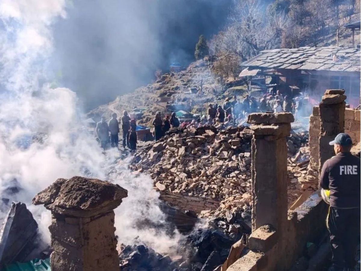 फिताड़ी गांव में आग, 8 घरों और 6 अन्न भंडार राख, पीड़ितों को मिलेगा मुहावजा