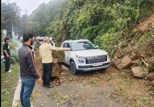 Landslide: मसूरी-धनोल्टी मार्ग पर कपलानी के पास भूस्खलन से यातायात बाधित, स्थानीय लोगों और राष्ट्रीय राजमार्ग विभाग की मदद से मार्ग बहाल