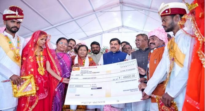 MANDLA NEWS: आदि उत्सव के समापन समारोह में मुख्यमंत्री मोहन यादव हुए शामिल, सामूहिक विवाह में नवदंपतियों को दिया आशीर्वाद