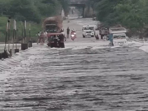 बारिश में बह गई रावण की सारी उम्मीदें: राजस्थान से यूपी तक जलप्रलय का कहर
