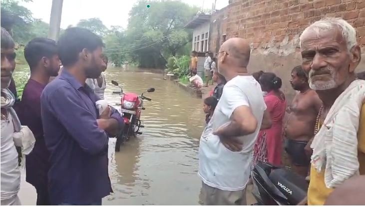 Madhya Pradesh Floods: बाढ़ प्रभावित क्षेत्रों में प्रशासन की सतर्कता: राहत कार्यों की समीक्षा और नागरिकों की सुरक्षा सुनिश्चित
