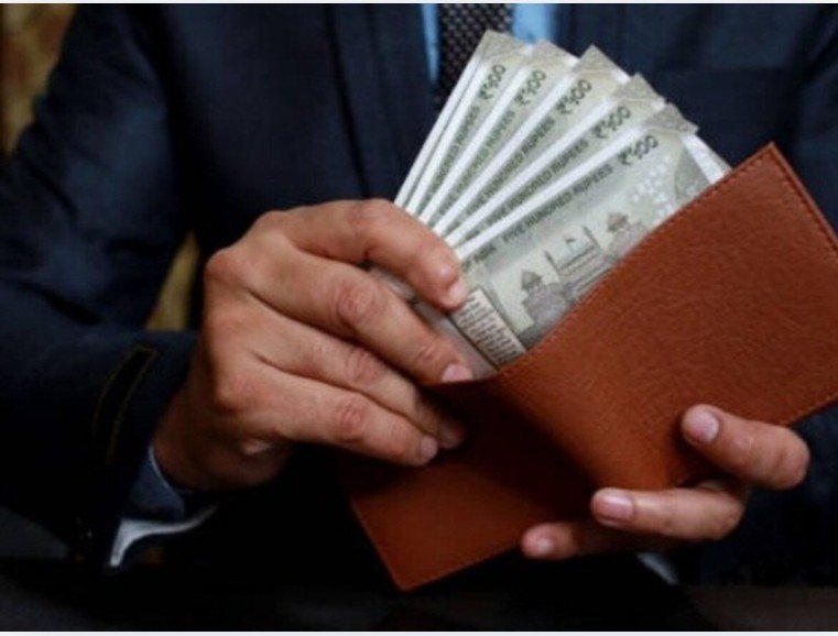 Money Booster Vastu Tips: अपनाएं ये वास्तु उपाय, आर्थिक तंगी से मिलेगा छुटकारा!