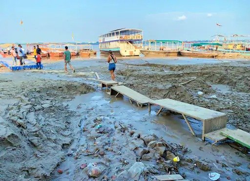 लौटते मानसून ने मचाई तबाही: तिरुवनंतपुरम से हैदराबाद तक स्कूल बंद, उड़ानें डाइवर्ट, किसान बेहाल!