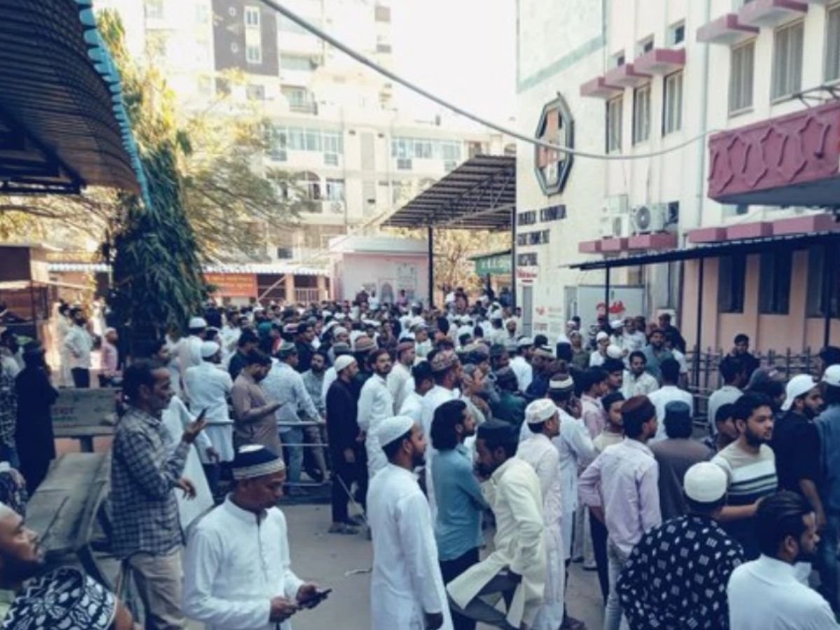 जयपुर में नमाज के दौरान गिरी दीवार, 15 लोग दबे, 6 गंभीर