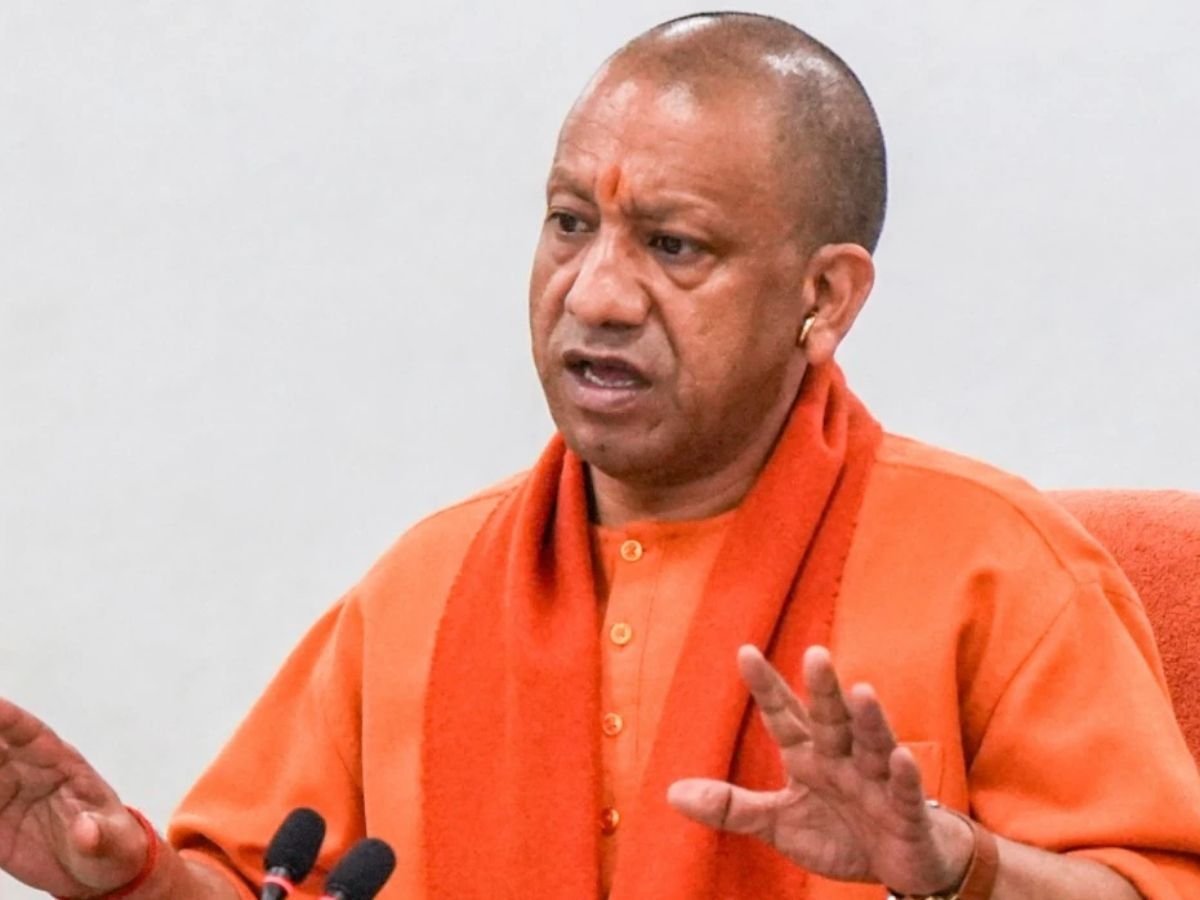विवाद के बीच काशी पहुंचे CM योगी, बोले - अहिल्याबाई की टूटी मुर्ति का वीडियो AI