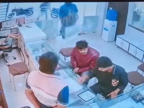 हैदराबाद में ज्वेलरी शॉप पर लूट की कोशिश नाकाम: अकेले दुकानदार ने बदमाशों को खदेड़ा