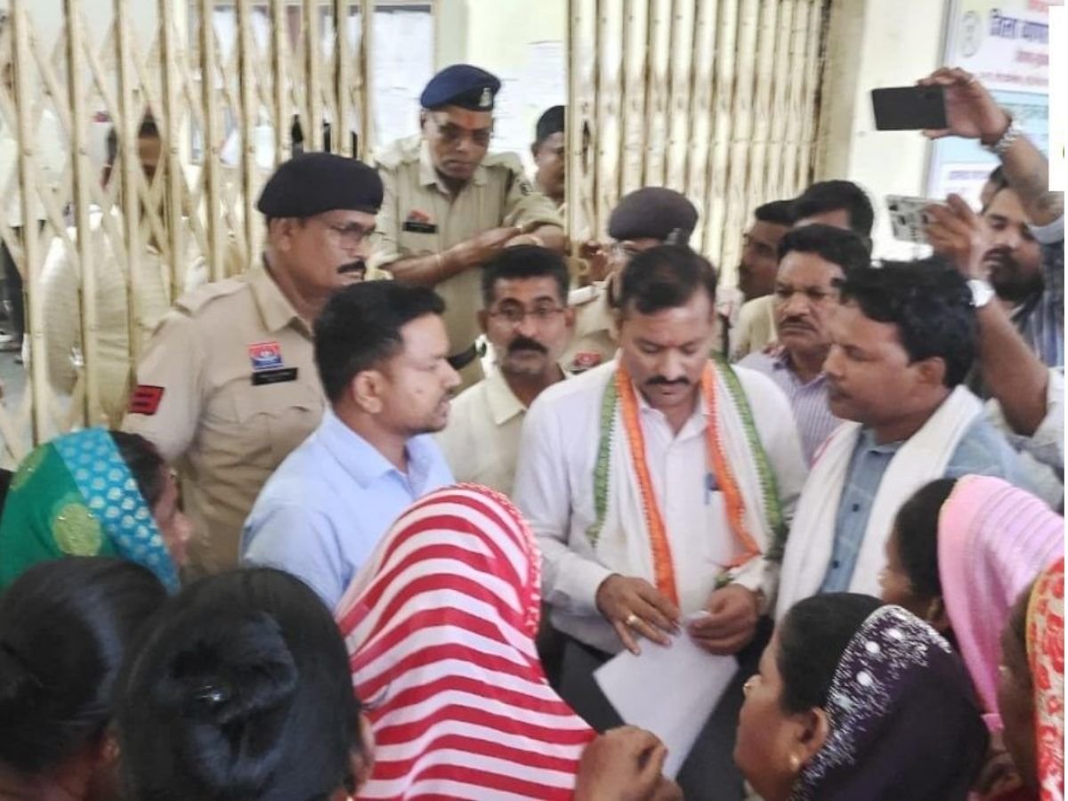37 करोड़ की अधूरी योजना बनी अभिशाप, पानी की किल्लत से त्रस्त वार्ड के लोग CMO कार्यालय पहुंच कर नारेबाजी कर रहे प्रदर्शन